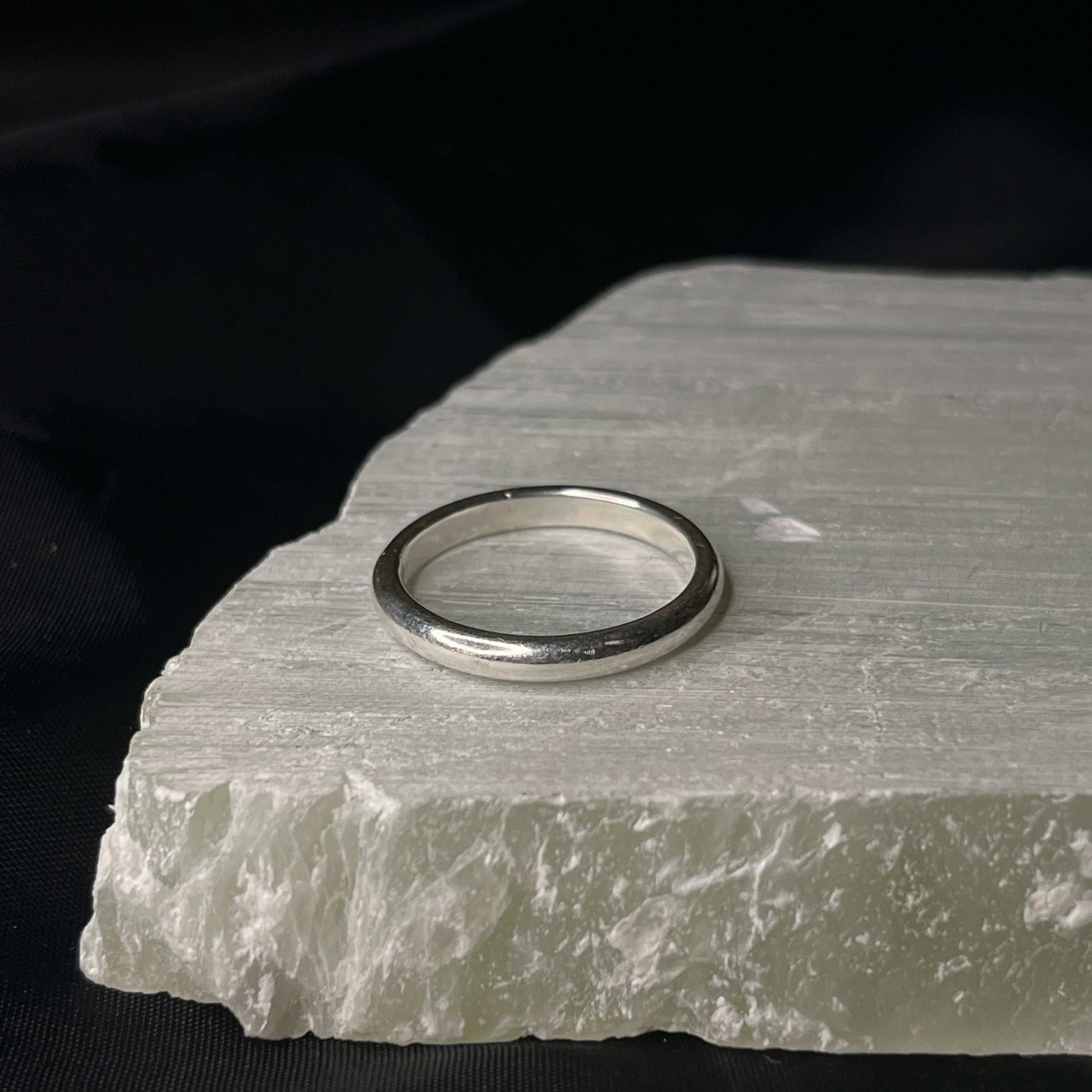 Clean & Simple No. 4 Silberring Detailansicht schlichte Oberfläche 935er Silber