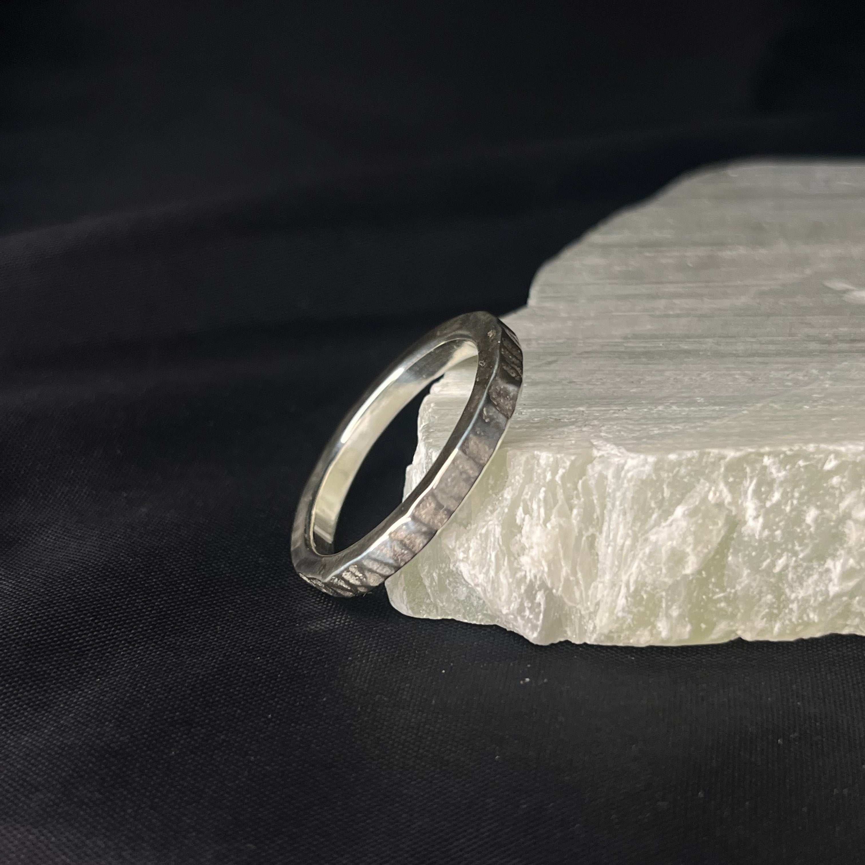 Clean & Simple No. 6 Silberring Detailansicht schlichte Oberfläche 935er Silber