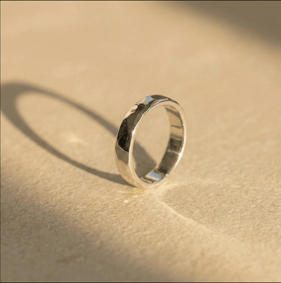 Clean & Simple No. 2 Silberring Detailansicht schlichte Oberfläche 935er Silber