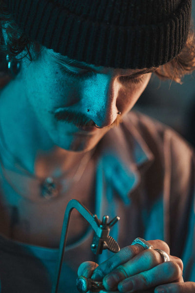 Workshop Münster Paar schmiedet Trauringe selbst Goldschmied Atelier GIESBER