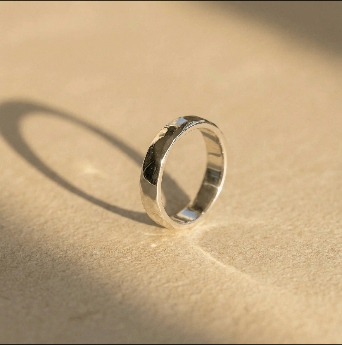 Clean & Simple No. 2 Silberring Detailansicht schlichte Oberfläche 935er Silber