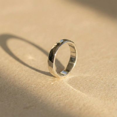 Clean & Simple No. 2 Silberring Detailansicht schlichte Oberfläche 935er Silber